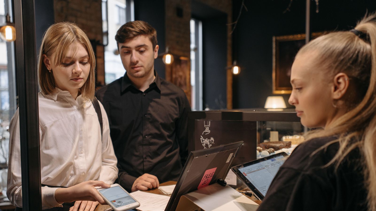 Sfeerbeeld van jongeren met een bijbaan in de horeca, ter illustratie
