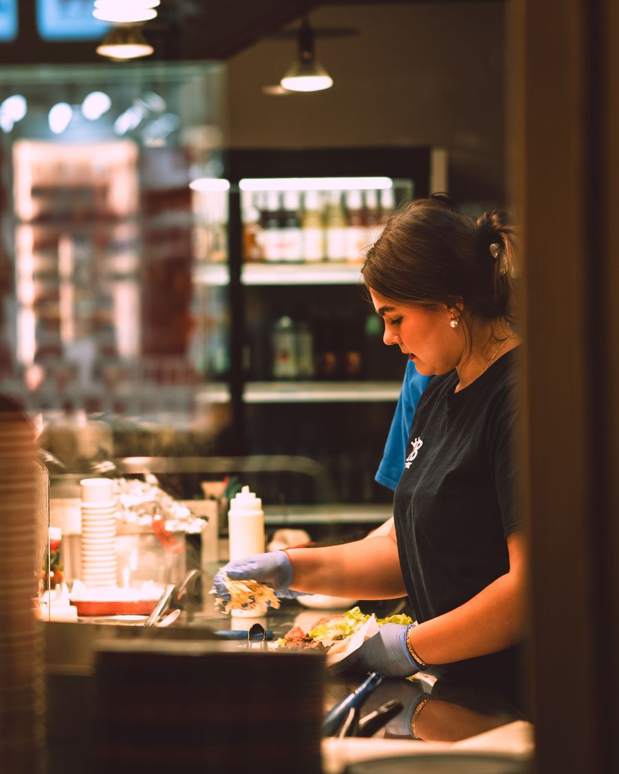 Sfeerbeeld van een bijbaan in de horeca, ter illustratie